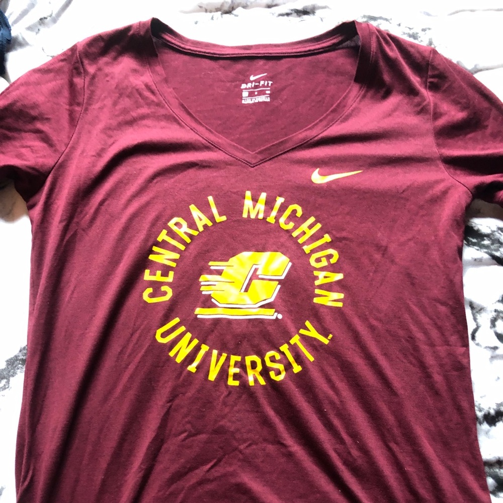 Nike CMU v neck